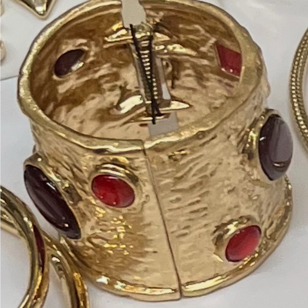 NWT ⚜️♥️⚜️ Piper K Gold and Red Statement Cuff Bracelet - Picture 3 of 8